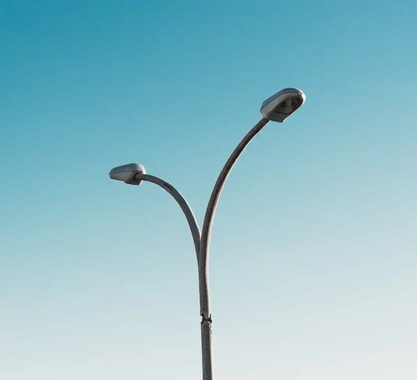 lampaoszlopbolt_lampa2-scaled-e1707303425584 Lámpakar 500 mm – ívelt, kétágú - Image 1